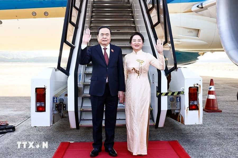 Lễ tiễn Chủ tịch Quốc hội Trần Thanh Mẫn và Phu nhân tại sân bay Nagasaki. (Ảnh: Doãn Tấn/TTXVN).