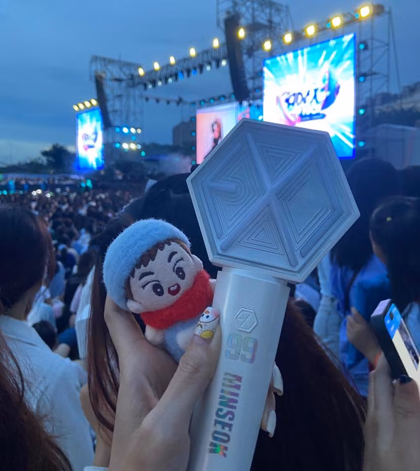 Người hâm mộ đầu tư lightstick để chào đón hai thành viên nhóm EXO biểu diễn ở Việt Nam.