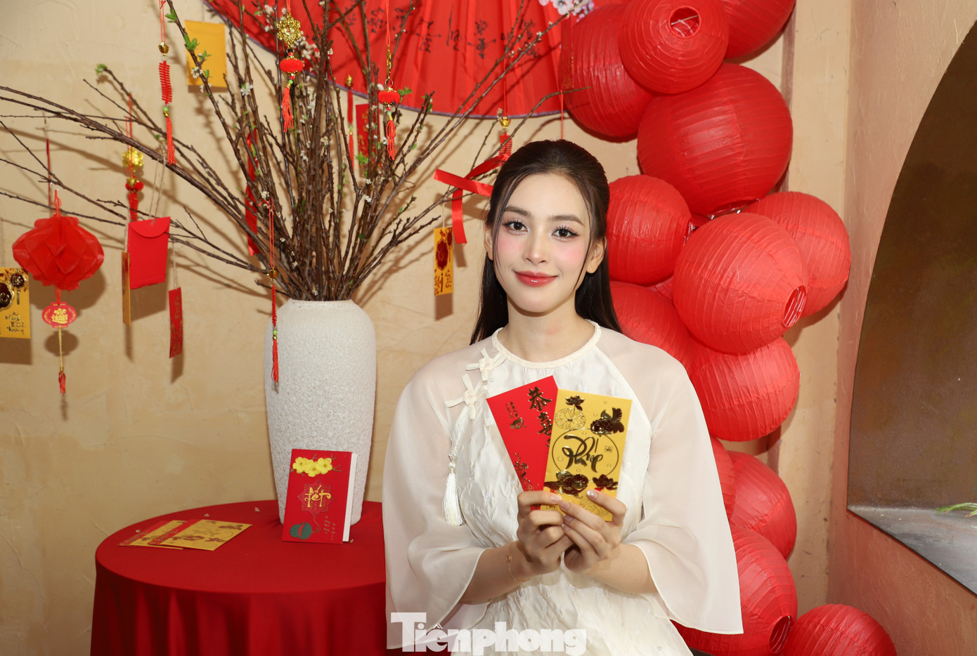 Dịp Tết sắp đến, Tiểu Vy muốn dành dụm tiền tiết kiệm để biếu bố mẹ. &quot;Tôi thích tiết kiệm tiền, sau đó gửi về báo hiếu cho cha mẹ. Mỗi việc làm, hành động của tôi đều hướng về mục đích là làm cho cha mẹ tự hào&quot;, Hoa hậu Việt Nam 2018 giải thích thêm.