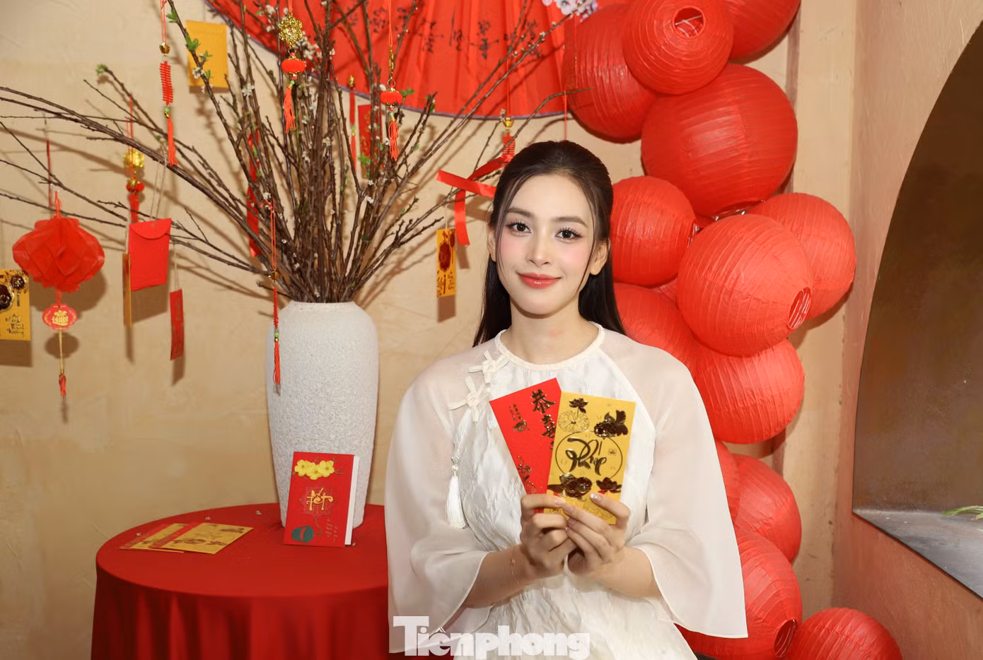 Dịp Tết sắp đến, Tiểu Vy muốn dành dụm tiền tiết kiệm để biếu bố mẹ. "Tôi thích tiết kiệm tiền, sau đó gửi về báo hiếu cho cha mẹ. Mỗi việc làm, hành động của tôi đều hướng về mục đích là làm cho cha mẹ tự hào", Hoa hậu Việt Nam 2018 giải thích thêm.