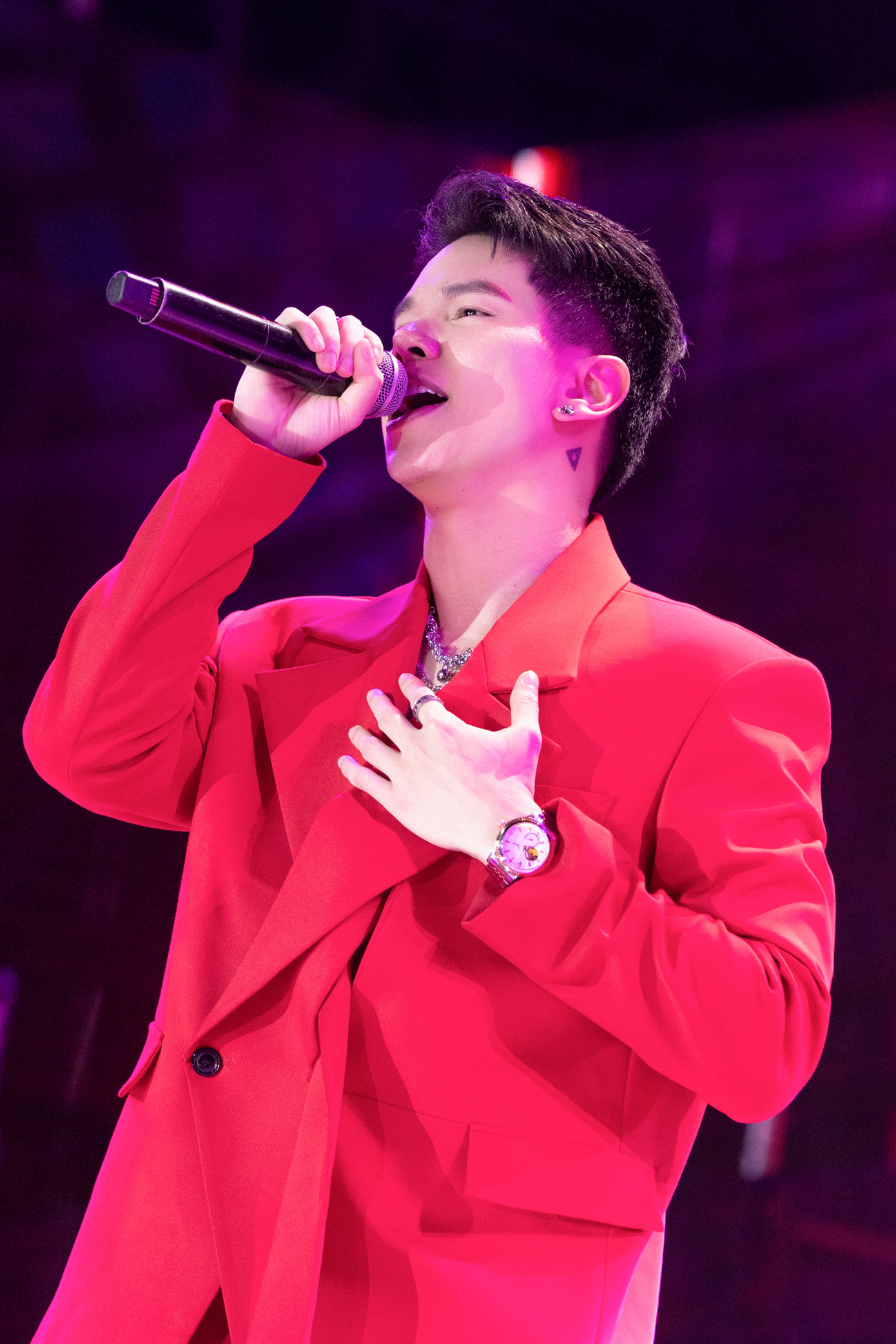 Hoàng Tôn xuất hiện với hình ảnh bảnh bao. Nam ca sĩ được khen ngày càng lịch lãm. Á quân Giọng hát Việt 2013 được khán giả ủng hộ khi thể hiện ca khúc Anh sẽ nhớ mãi.