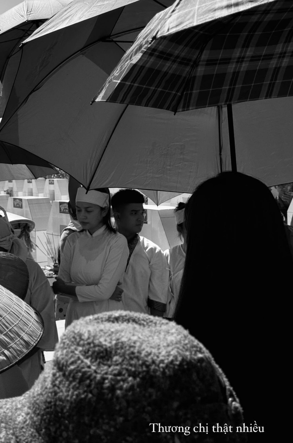 Ngọc Châu trong lễ an táng mẹ sáng 15/8.