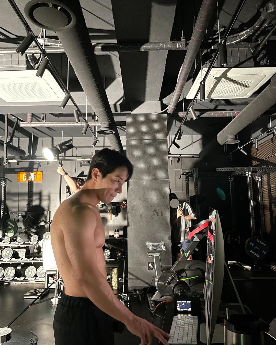 Hwang Ji Hoon thường đăng ảnh tập thể hình, chia sẻ bí quyết có được thân hình săn chắc. "Tập luyện là con đường nhanh nhất dẫn đến hình thể chuẩn. Đừng biện minh lý do, chỉ cần bạn quyết tâm là có thể thành công", anh viết trên trang cá nhân.