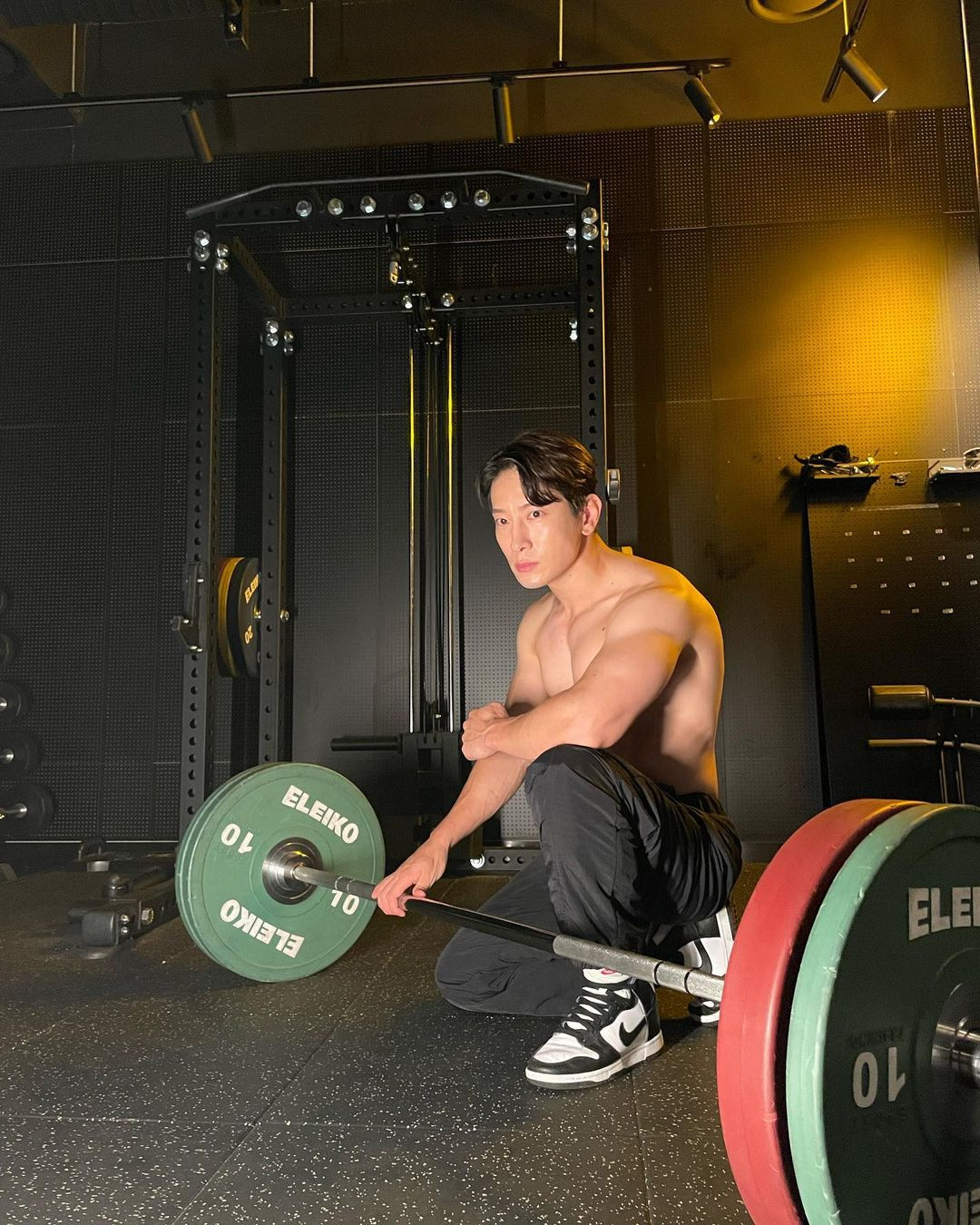 Hwang Ji Hoon thường đăng ảnh tập thể hình, chia sẻ bí quyết có được thân hình săn chắc. "Tập luyện là con đường nhanh nhất dẫn đến hình thể chuẩn. Đừng biện minh lý do, chỉ cần bạn quyết tâm là có thể thành công", anh viết trên trang cá nhân.