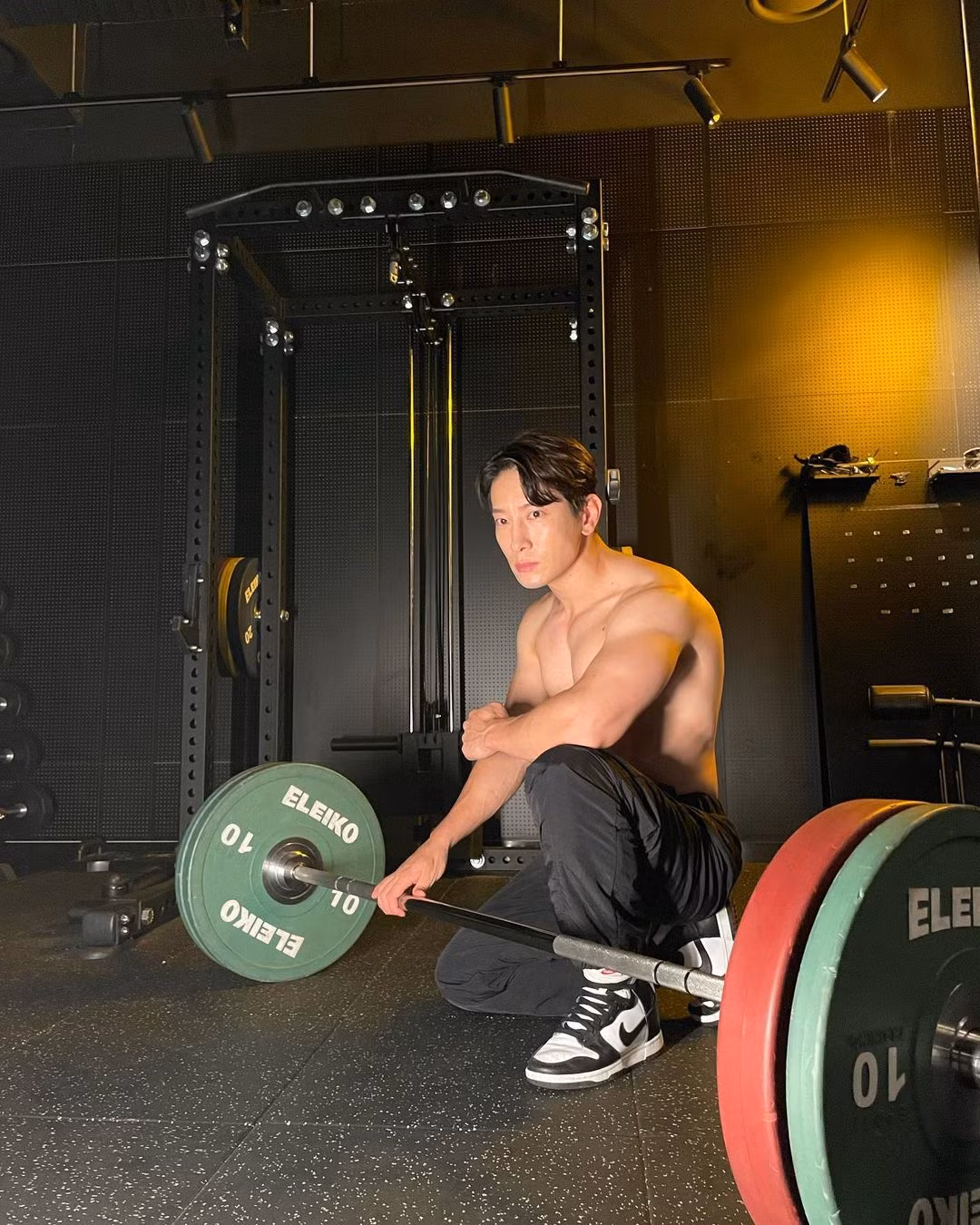 Hwang Ji Hoon thường đăng ảnh tập thể hình, chia sẻ bí quyết có được thân hình săn chắc. "Tập luyện là con đường nhanh nhất dẫn đến hình thể chuẩn. Đừng biện minh lý do, chỉ cần bạn quyết tâm là có thể thành công", anh viết trên trang cá nhân.