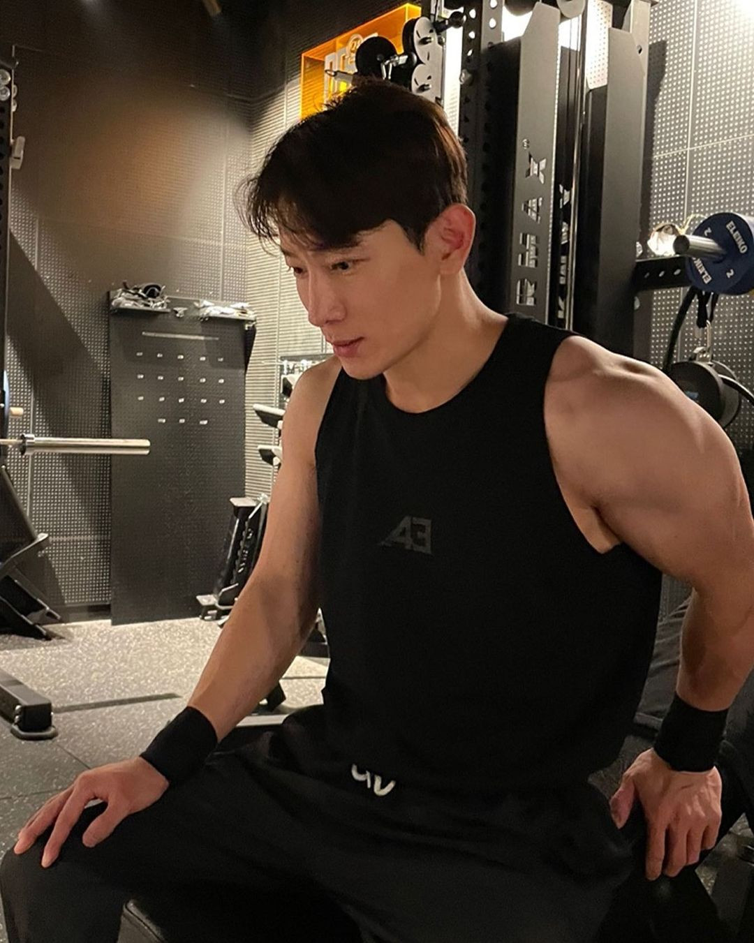 Do có ngoại hình vạm vỡ, từng phục vụ trong quân đội, Ji Hoon được dân mạng Hàn Quốc gọi là phiên bản đại úy Yoo của Hậu duệ mặt trời đời thực.