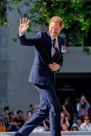 Harry tại buổi lễ kỷ niệm 10 năm Thế vận hội Invictus. Harry tại buổi lễ kỷ niệm 10 năm Thế vận hội Invictus.