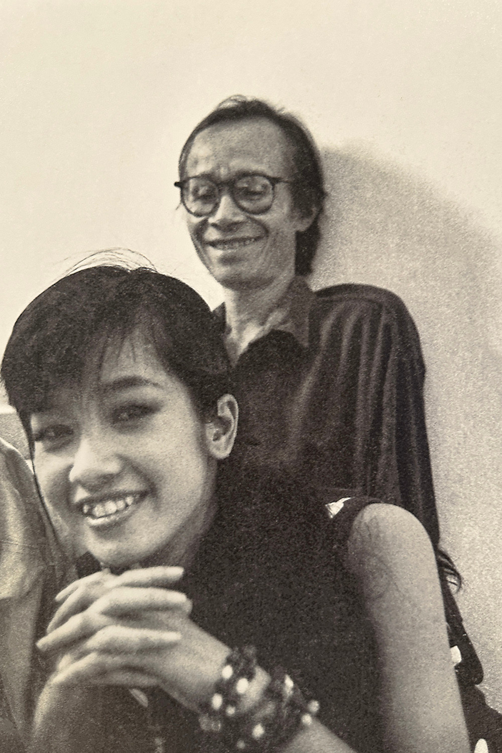 Khoảnh khắc Trịnh Công Sơn nhìn Hồng Nhung một cách trìu mến. Nàng &quot;Bống&quot; thuở đôi mươi có nụ cười tươi tắn, trẻ trung. Ảnh: Dương Minh Long.