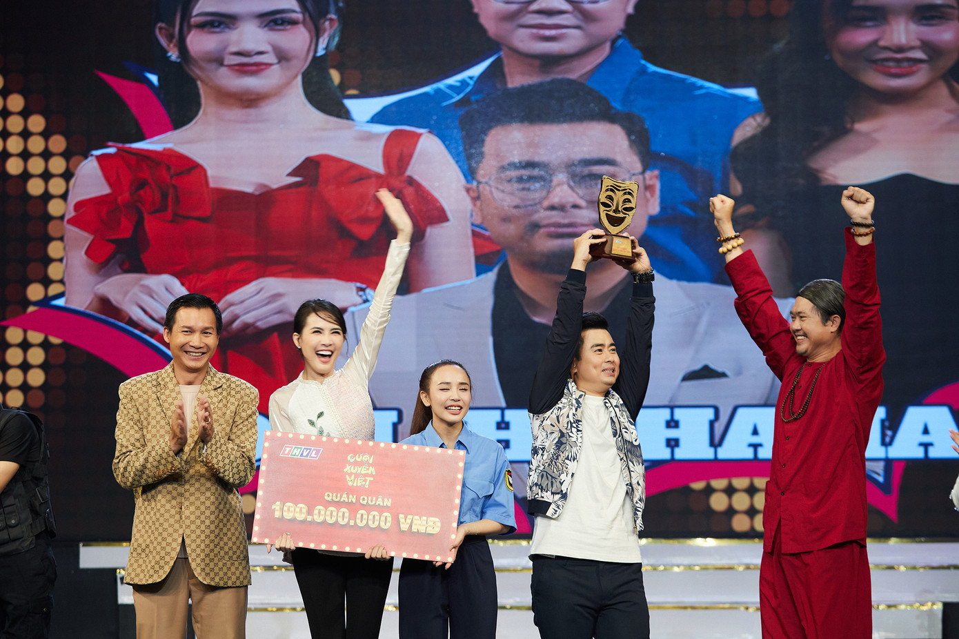 Đội của Phan Thị Mơ giành quán quân Cười xuyên Việt. Đội của Phan Thị Mơ giành quán quân Cười xuyên Việt.