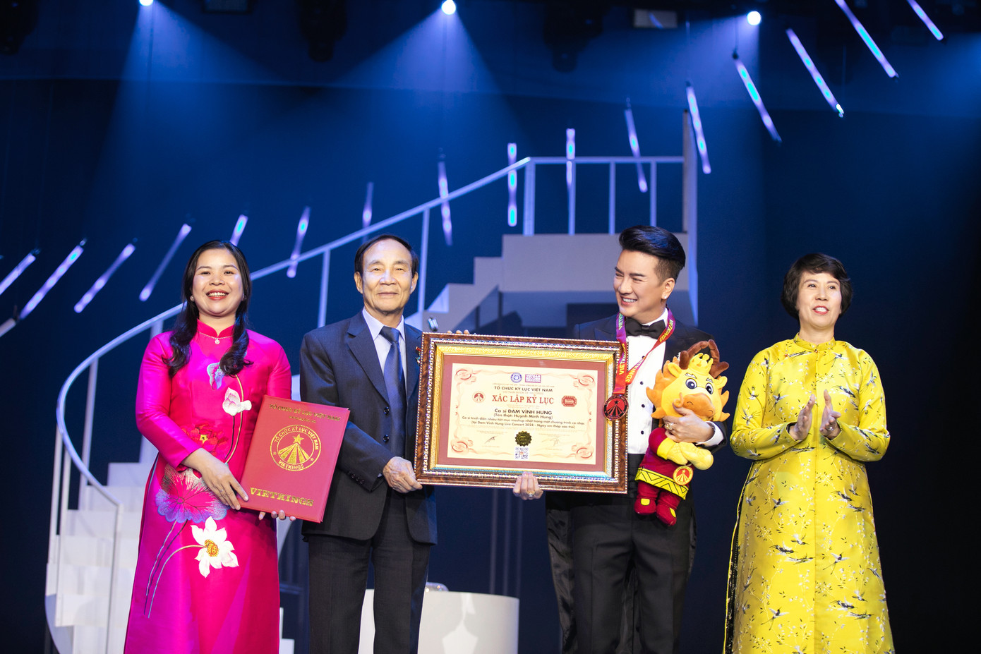 Trên sân khấu Ngày em thắp sao trời, Đàm Vĩnh Hưng xác lập kỷ lục Ca sĩ trình diễn nhiều tiết mục mashup nhất trong một chương trình ca nhạc, cụ thể là 18 mashup với 62 ca khúc. Đàm Vĩnh Hưng cho rằng bằng khen của Viện kỷ lục Việt Nam là dấu ấn đẹp trong chặng cuối dự án Dạ khúc cho tình nhân.