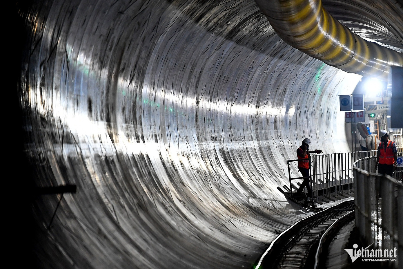 Tại công trường, nhà thầu chia làm hai ca làm việc, ca 1 từ 7h - 19h, ca 2 từ 19h - 7h sáng hôm sau. Tổng số nhân sự cho công tác thi công là hơn 150 người. Những công tác chính của các kỹ sư, công nhân ở đây gồm vận hành máy TBM, vận hành cánh tay robot lắp vỏ hầm, thay đầu cắt…