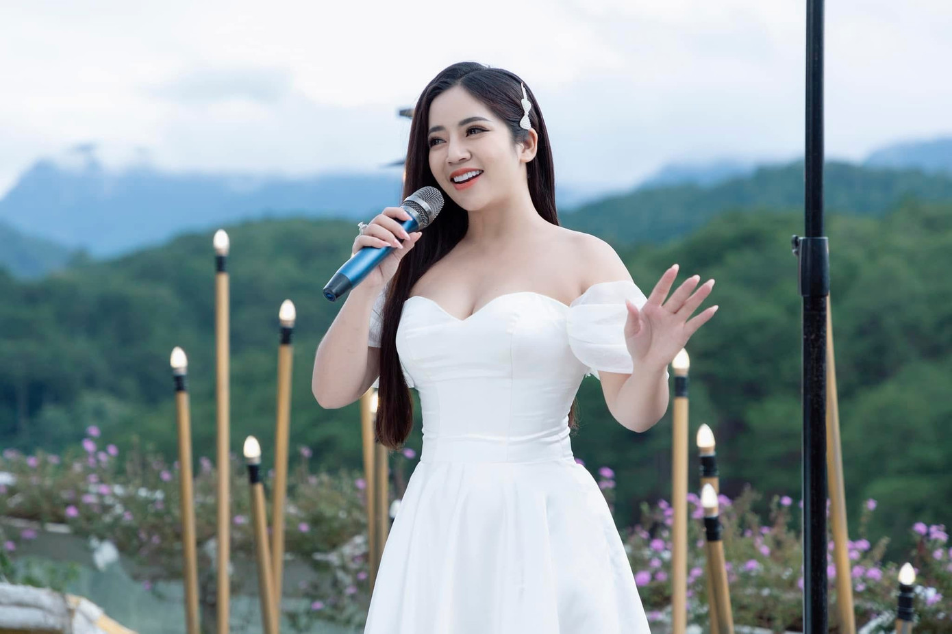 Hoàng Hải được khán giả yêu thích với biệt danh &quot;thôn nữ bolero&quot;.