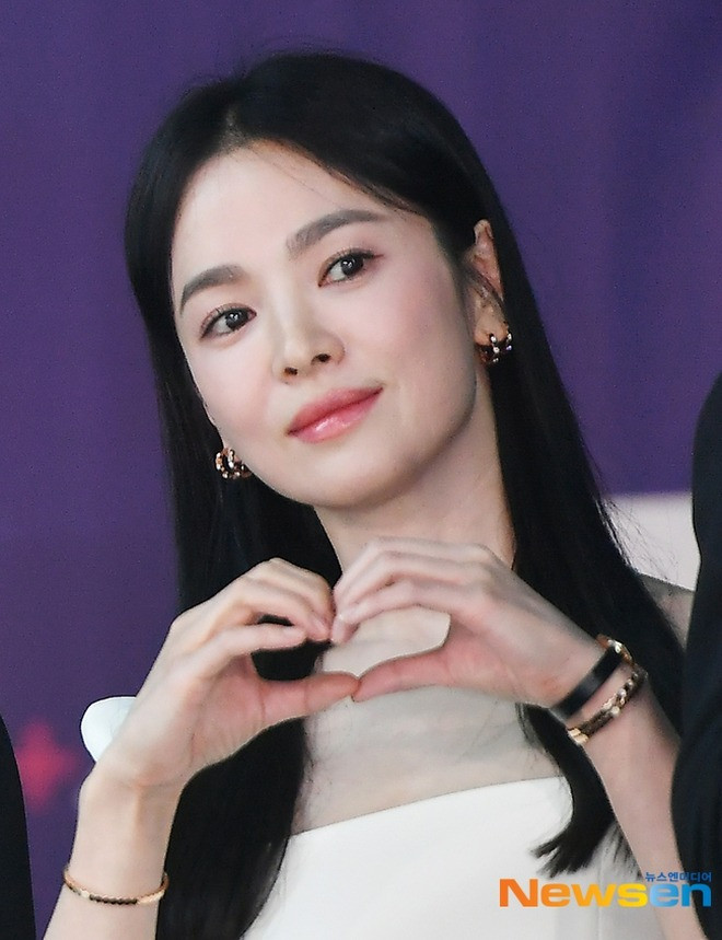 Thông qua những bức ảnh cận, khán giả khen Song Hye Kyo có làn da ít khuyết điểm. Những năm qua, cô trung thành với kiểu trang điểm nhẹ, tiết chế phụ kiện và trang sức. Diễn viên Trái tim mùa thu thậm chí được khen trẻ hơn so với thời mới nổi tiếng toàn châu Á, dự thảm đỏ với lối trang điểm đậm, không phù hợp gương mặt. Thông qua những bức ảnh cận, khán giả khen Song Hye Kyo có làn da ít khuyết điểm. Những năm qua, cô trung thành với kiểu trang điểm nhẹ, tiết chế phụ kiện và trang sức. Diễn viên Trái tim mùa thu thậm chí được khen trẻ hơn so với thời mới nổi tiếng toàn châu Á, dự thảm đỏ với lối trang điểm đậm, không phù hợp gương mặt.