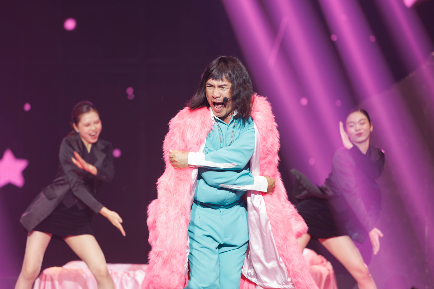 Khán giả không hài lòng vì S.T Sơn Thạch đu dây, Tuấn Hưng nỗ lực lại xếp sau tiết mục gây cười của Tiến Luật. Khán giả không hài lòng vì S.T Sơn Thạch đu dây, Tuấn Hưng nỗ lực lại xếp sau tiết mục gây cười của Tiến Luật.