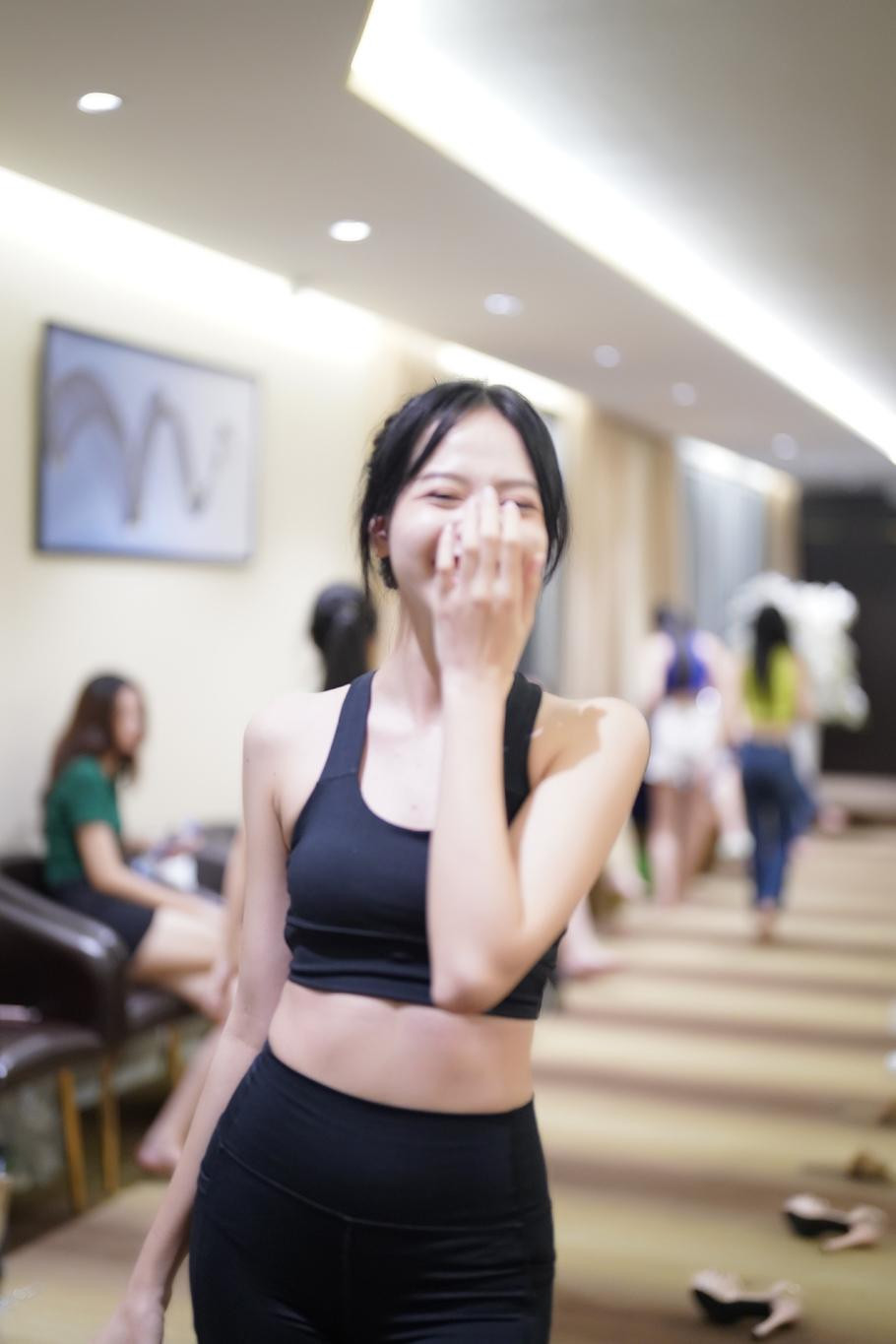 Nụ cười tươi của Thanh Thủy - thí sinh có chiều cao 1,75 m trong buổi tập luyện. Nụ cười tươi của Thanh Thủy - thí sinh có chiều cao 1,75 m trong buổi tập luyện.