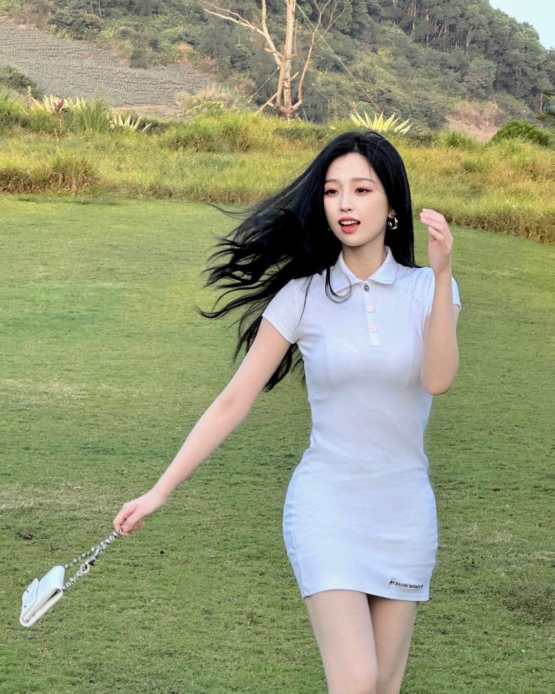 Hình ảnh trên bãi cỏ của Ngu Thư Hân viral mạng xã hội một thời.