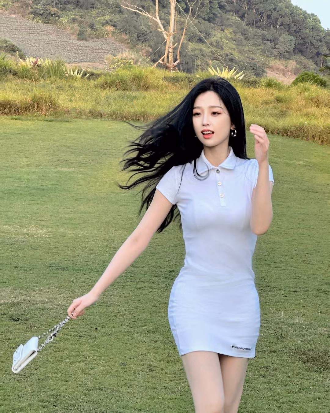 Hình ảnh trên bãi cỏ của Ngu Thư Hân viral mạng xã hội một thời.