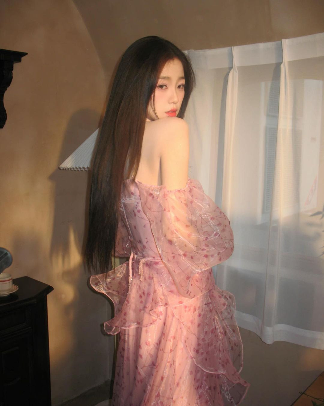 Đối mặt bình luận tiêu cực, Ngu Thư Hân phải lên tiếng xin lỗi. Cô sau đó chăm tập luyện để có vóc dáng mảnh mai, như cách đáp trả antifan.