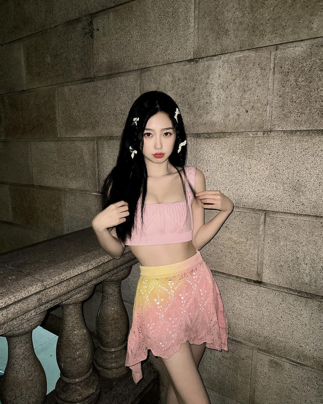 Ngu Thư Hân sinh năm 1995. Nổi lên từ chương trình Thanh xuân có bạn 2, cô có thời gian làm idol, đi hát trước khi gây chú ý với diễn xuất. Tại Kim ưng 2021, Ngu Thư Hân giành giải Nữ diễn viên được yêu thích nhất. Sau Thương Lan quyết, sao nữ 28 tuổi tham gia nhiều dự án lớn như Tiên kiếm kỳ hiệp 6, Vân Chi Vũ. Cô còn được so sánh với Triệu Lộ Tư. Fan của hai diễn viên thường xuyên tranh cãi vì vị thế tiểu hoa đán thế hệ mới của hai ngôi sao.