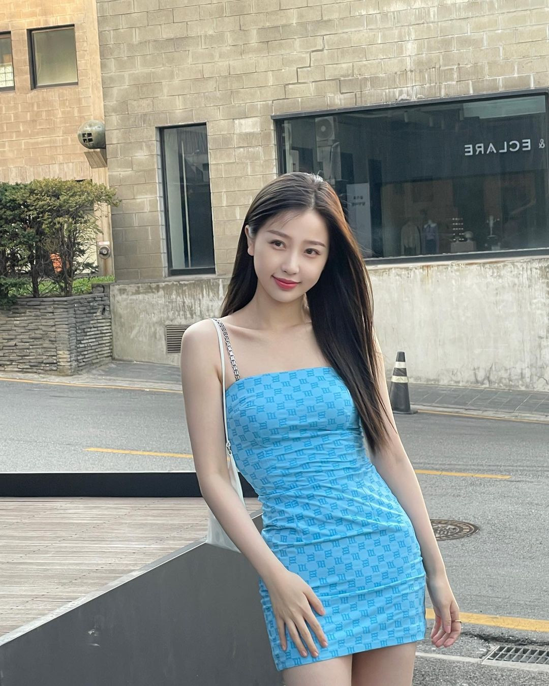 Áo hai dây là trang phục yêu thích của Ngu Thư Hân. So với những ngày thi Thanh xuân có bạn 2, hình tượng gần đây của cựu thành viên The9 khác hoàn toàn. Cô cũng tích cực giảm cân để phù hợp trang phục bó sát.