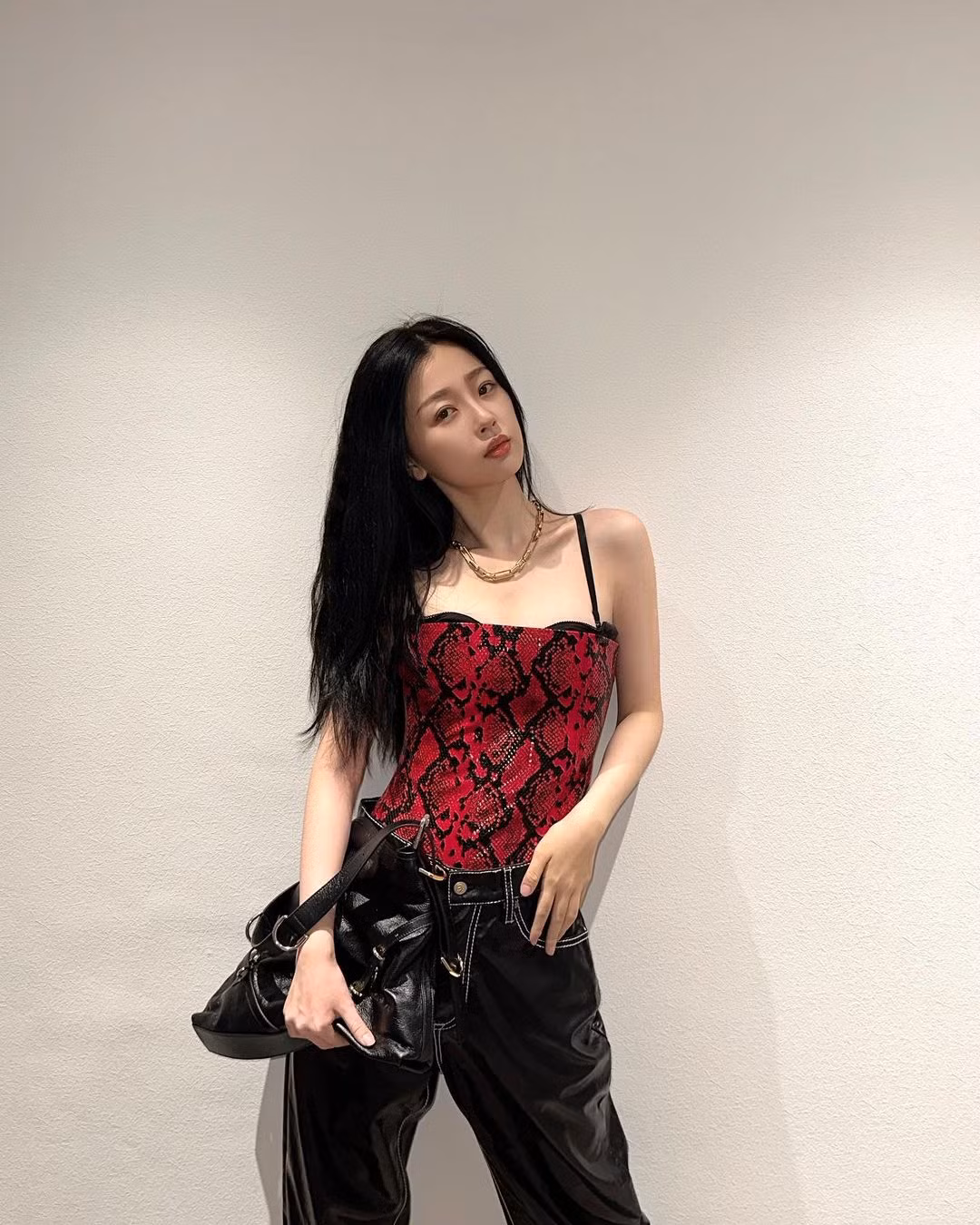 Sau khi thay đổi phong cách, Ngu Thư Hân đối mặt ám ảnh phải gầy mỗi ngày. Trước lúc giảm cân như hiện tại, nữ diễn viên nhận nhiều bình luận tiêu cực như "không đủ ốm để mặc đồ bó sát", "không mảnh mai như sao nữ khác"...