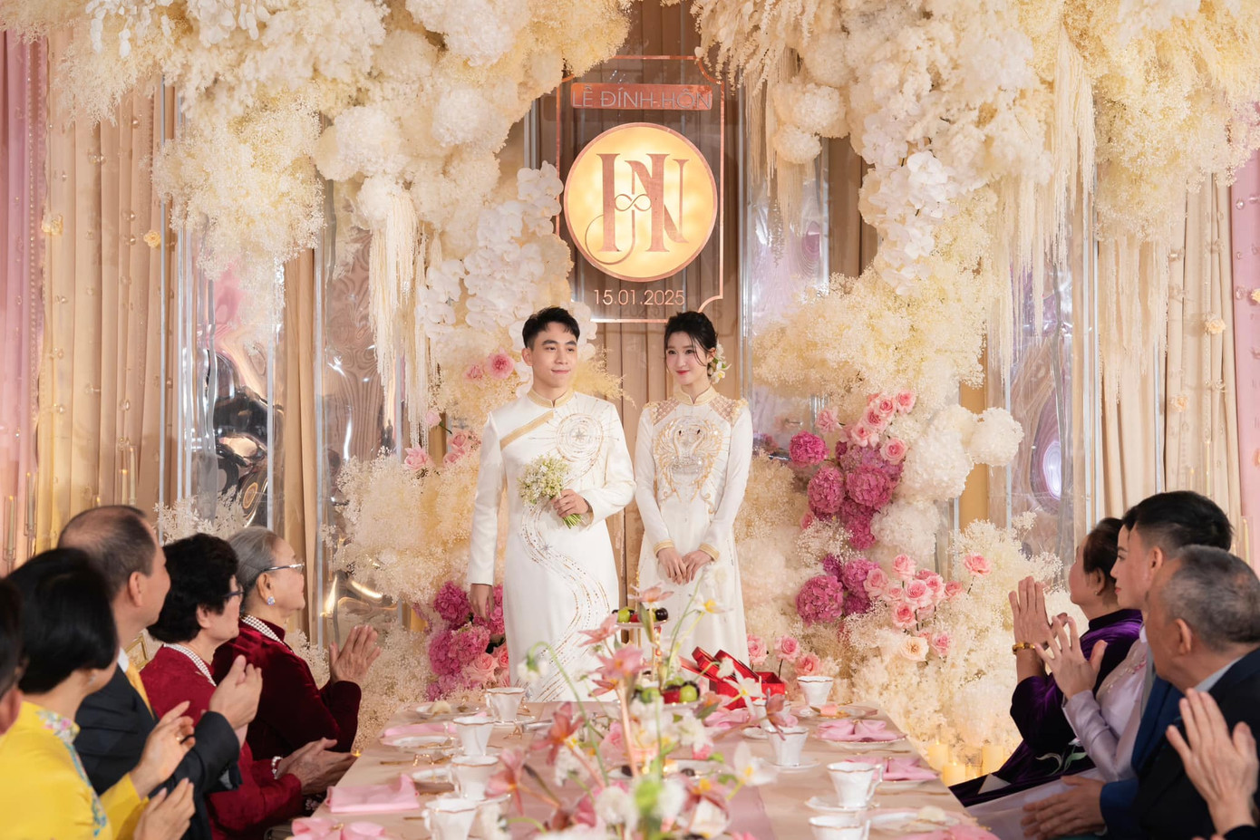 Ảnh trong lễ ăn hỏi của Phương Nhi và chồng thiếu gia.