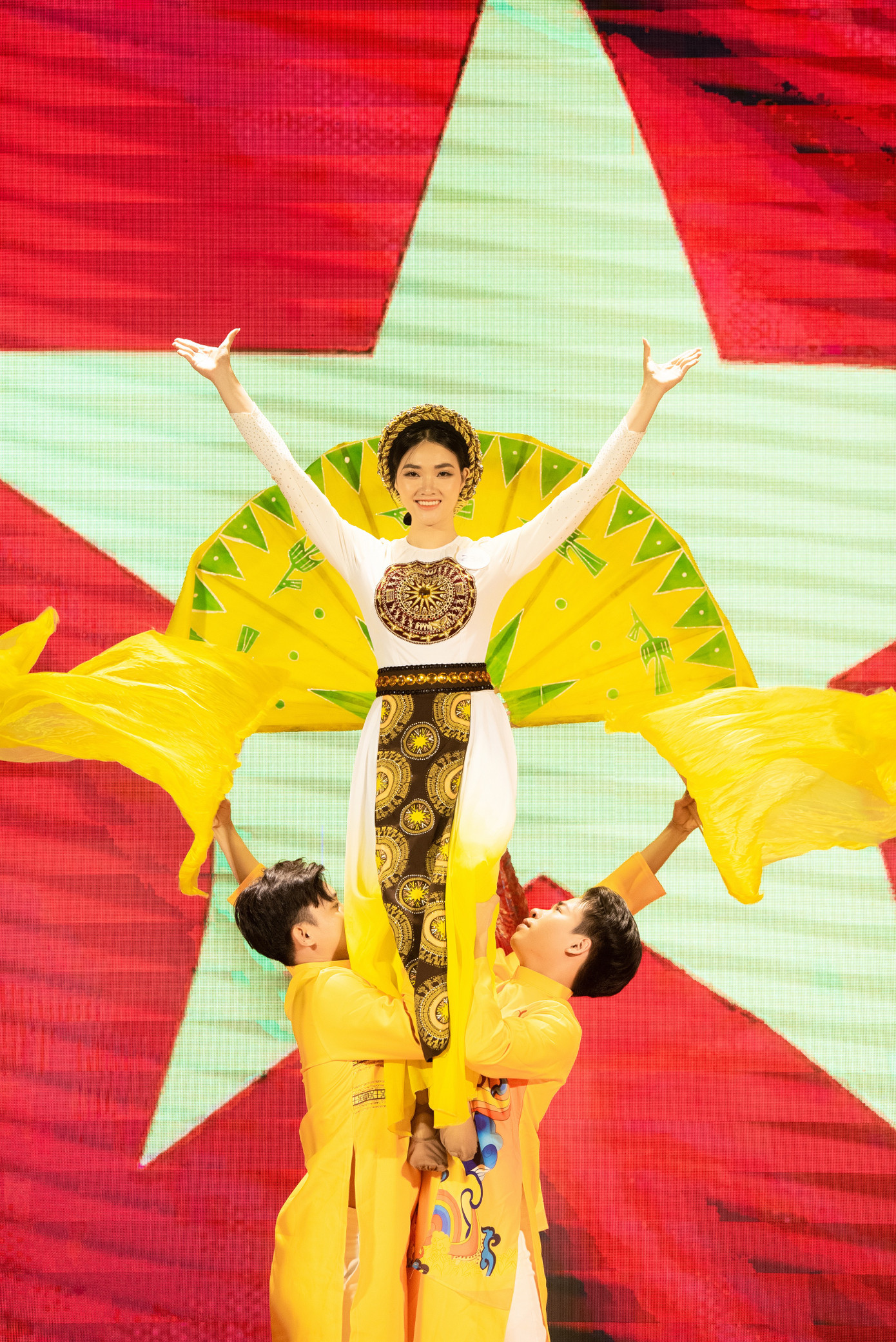 Thí sinh Đông Thị Mộng Nghi (SBD 234) thể hiện bài múa Việt Nam hai tiếng tự hào với phần trang phục được đầu tư kỹ lưỡng.