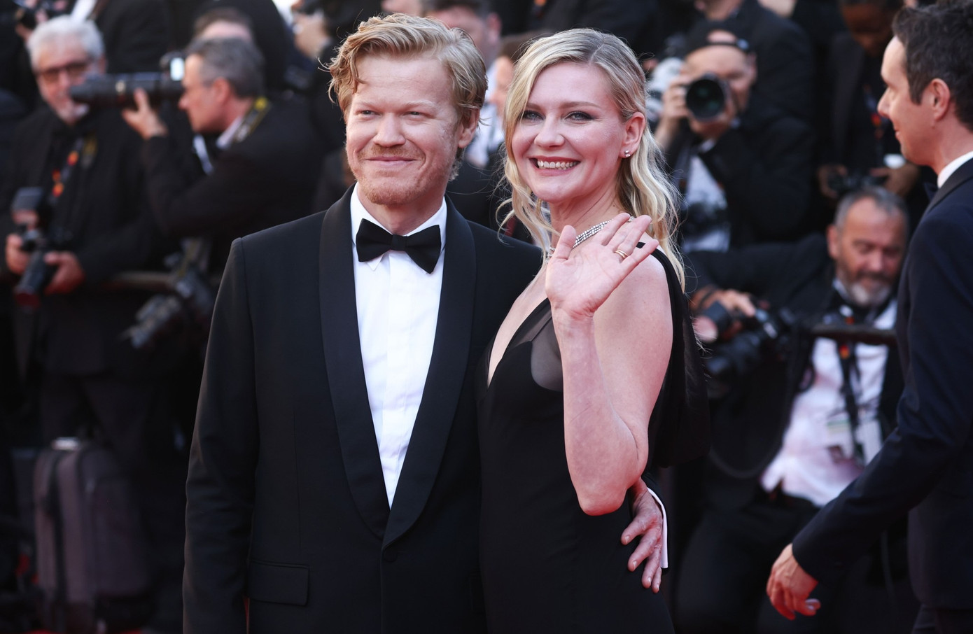 &quot;Bạn gái Người Nhện&quot; Kristen Dunst dự thảm đỏ cùng chồng là diễn viên Jesse Lon Plemons.