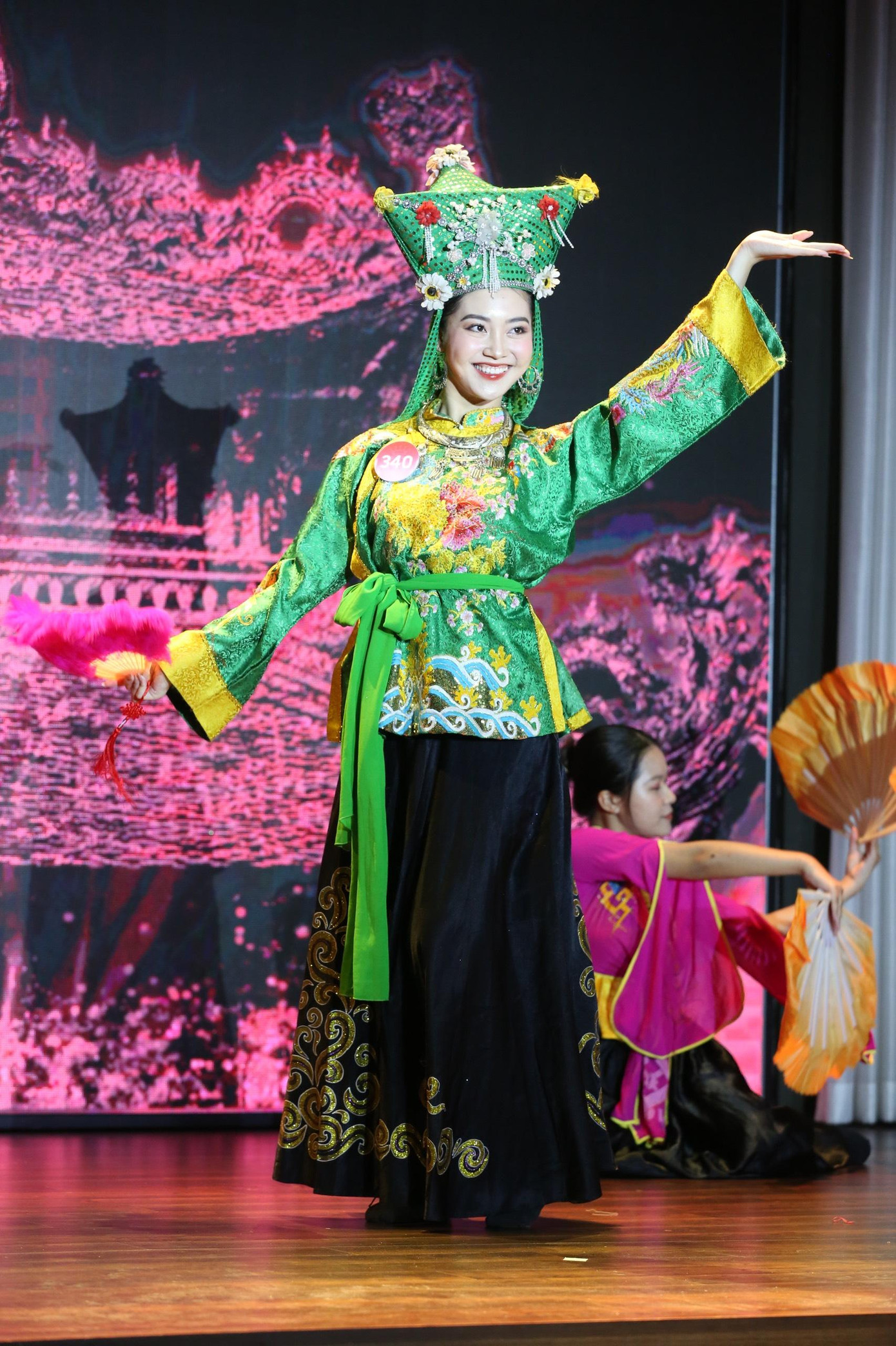 Vũ Phương Thảo biểu diễn khả năng múa thông qua tiết mục Cô Đôi Thượng Ngàn. Ngoài việc biểu diễn trên sân khấu, thí sinh mang số báo danh 340 còn mang đến sân khấu phần thi Người đẹp tài năng văn hóa &quot;phát lộc&quot; của bộ môn hầu đồng.