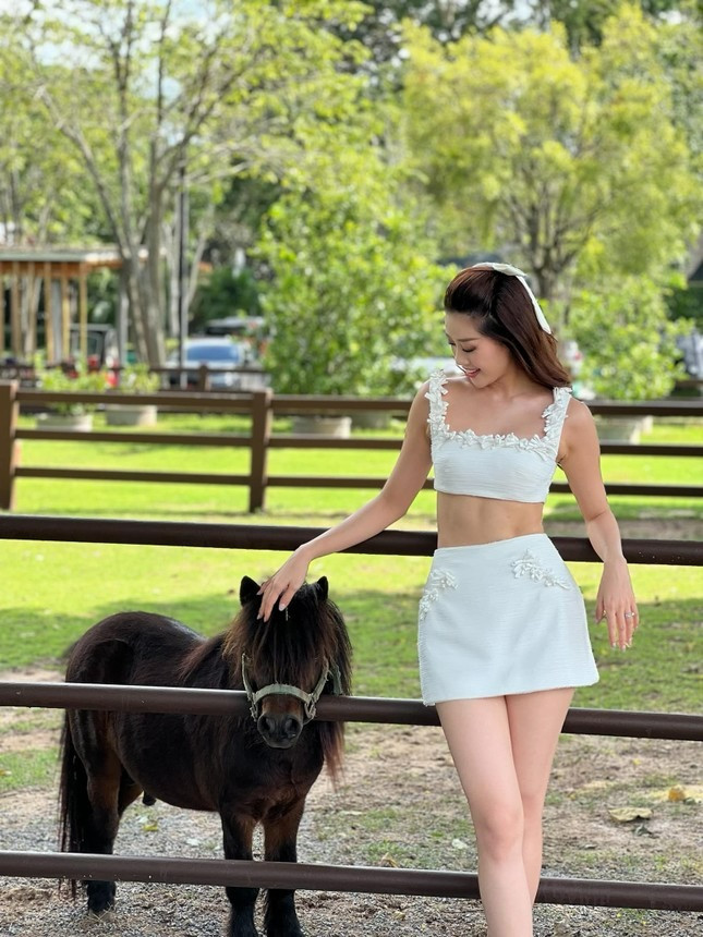 Cuối tháng 9, Khánh Vân chia sẻ hậu trường chụp ảnh cưới. Cô diện set đồ trắng gồm crop top, chân váy kèm khăn voan trùm đầu. Hoa hậu Hoàn vũ Việt Nam 2019 khoe cơ bụng sáu múi trước thềm diễn ra đám cưới. Khánh Vân cầm bó hoa tulip hồng và tạo dáng trên xe mui trần màu hồng. Cuối tháng 9, Khánh Vân chia sẻ hậu trường chụp ảnh cưới. Cô diện set đồ trắng gồm crop top, chân váy kèm khăn voan trùm đầu. Hoa hậu Hoàn vũ Việt Nam 2019 khoe cơ bụng sáu múi trước thềm diễn ra đám cưới. Khánh Vân cầm bó hoa tulip hồng và tạo dáng trên xe mui trần màu hồng.