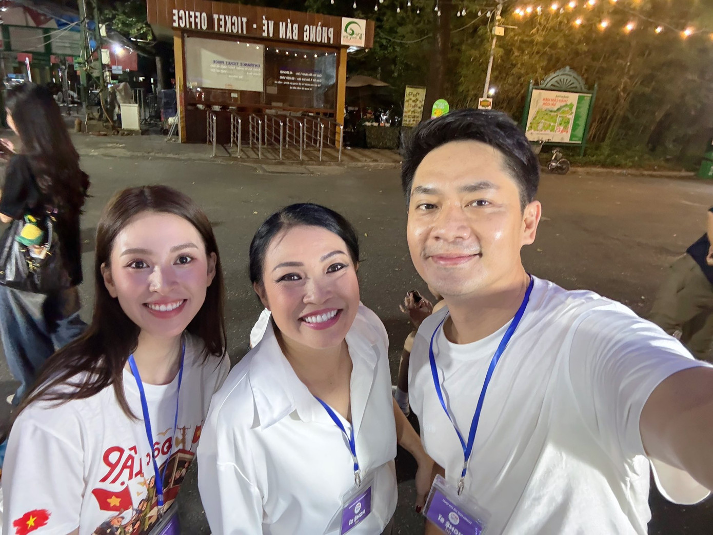 Diễn viên Minh Luân nằm trong Khối văn nghệ sĩ trong ngày diễu binh sáng 30/4. Nam nghệ sĩ chụp ảnh cùng Hoa hậu Tiểu Vy, ca sĩ Phương Thanh trong buổi hợp luyện diễu binh tối 22/4 tại Dinh Độc Lập.