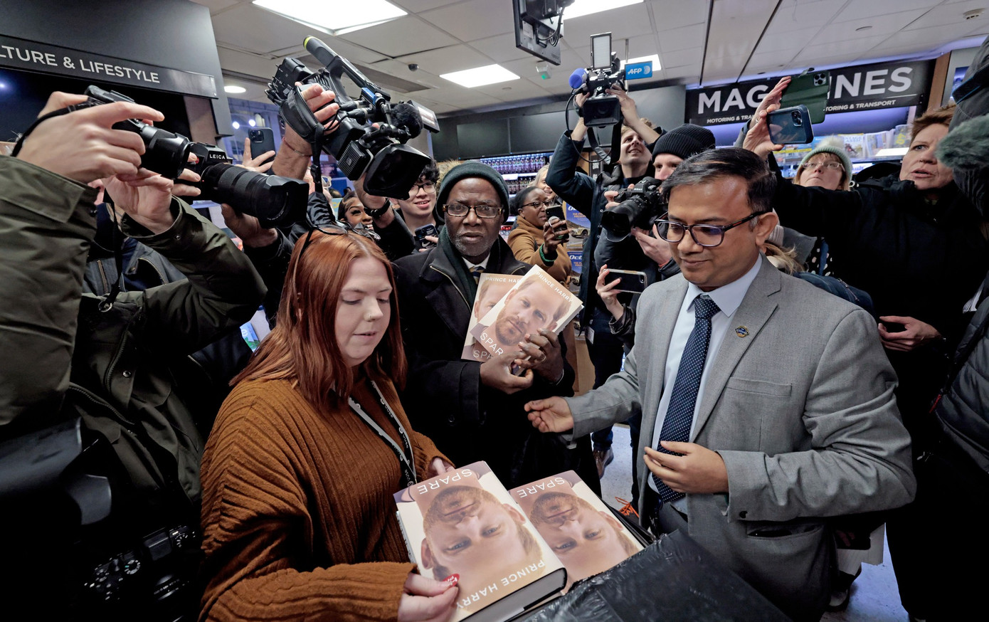 Cảnh người dân đông đúc chờ đón quyển sách của Harry. Cảnh người dân đông đúc chờ đón quyển sách của Harry.