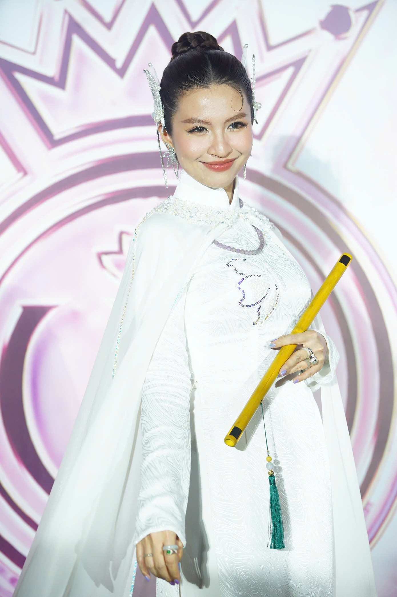 Satila Hồng Vịnh (trái) và Lưu Hiền Trinh diện trang phục áo dài cách điệu đến thảm đỏ. Hai nghệ sĩ là ca sĩ biểu diễn chính cùng Bùi Lan Hương tại đêm chung khảo Hoa hậu Việt Nam 2024.