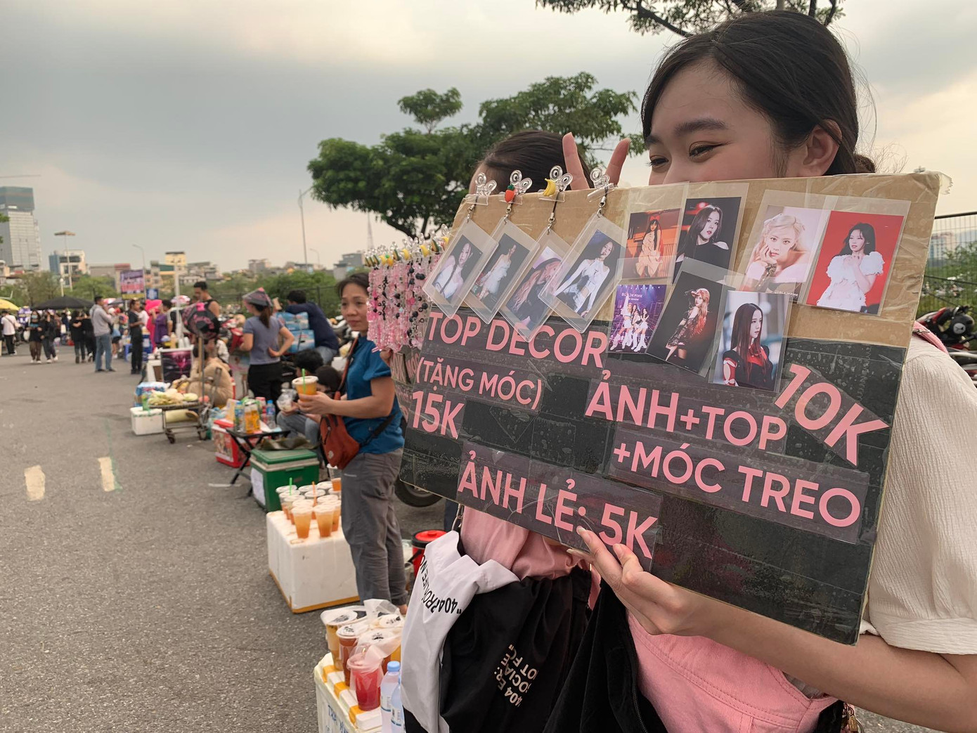 Dịch vụ bán móc khóa, ảnh treo... xuất hiện tại sân vận động bên cạnh cả trăm gian hàng xe nước mía, dịch vụ ăn uống và nước giải khát.