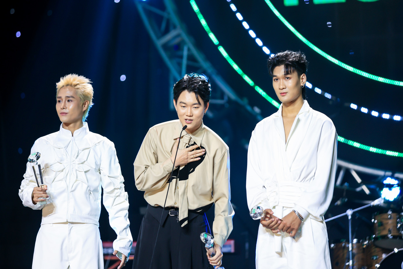 Tăng Duy Tân (áo trắng bên trái) giành cú đúp Top 10 ca khúc được yêu thích với Bật tình yêu lên vàCắt đôi nỗi sầu. Nam ca sĩ nhường phần phát biểu cho nhạc sĩ Hiếu Bae và nhà sản xuất Drum7.