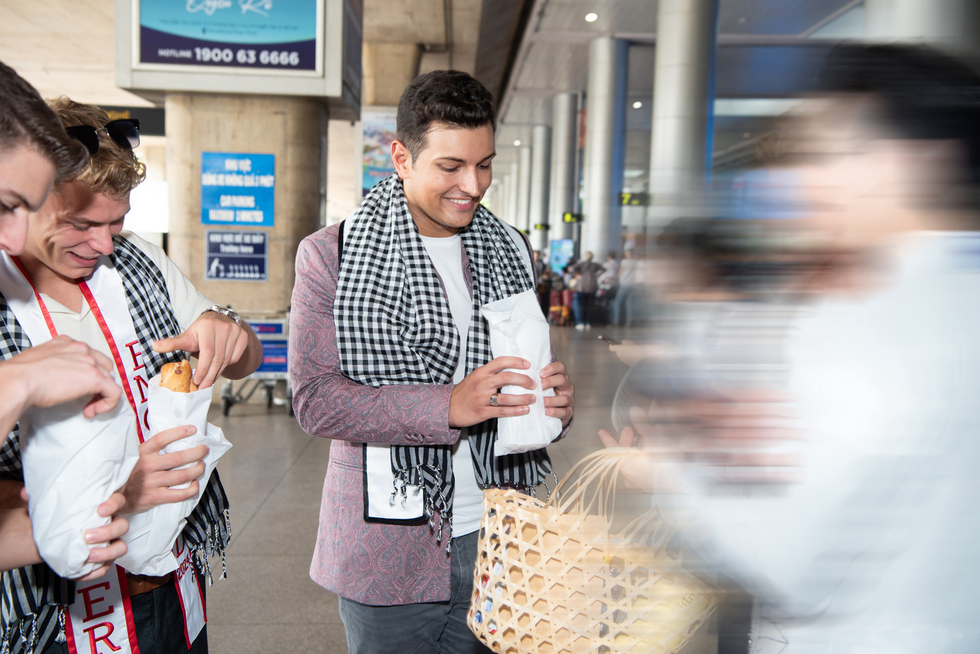 Nam vương các quốc gia thưởng thức ẩm thực địa phương ngay khi đặt chân đến sân bay Tân Sơn Nhất.