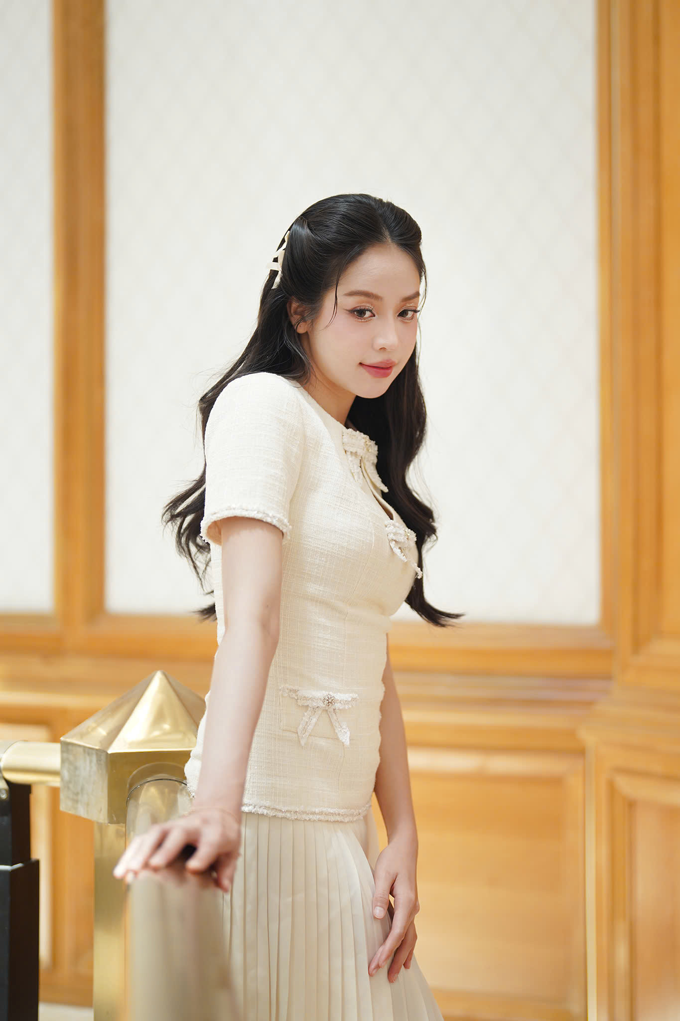 Đại sứ Thanh Thủy tạo dáng trong trang phục thanh lịch và kiểu trang điểm nhẹ nhàng.