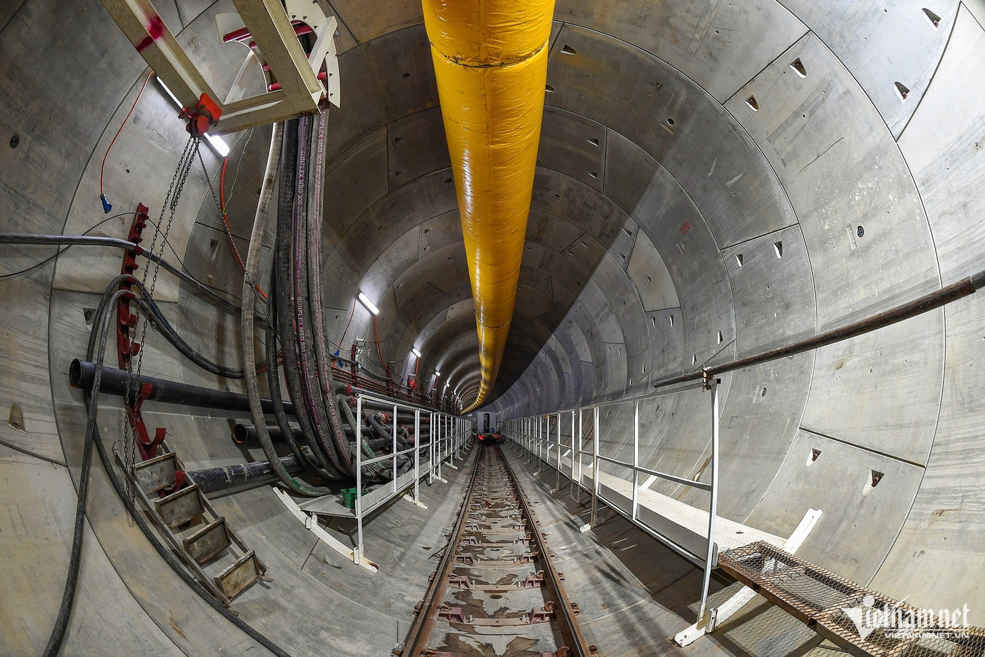 Đoạn ngầm của tuyến có tất cả 4 ga (từ ga S9 đến S12). Tiến độ tổng thể dự án đạt 80,32%, trong đó đoạn trên cao đã hoàn thành, tiến độ gói thầu CP03 - hầm và các ga ngầm đạt 50,54%, hoạt động thi công diễn ra trên tất cả công trường.