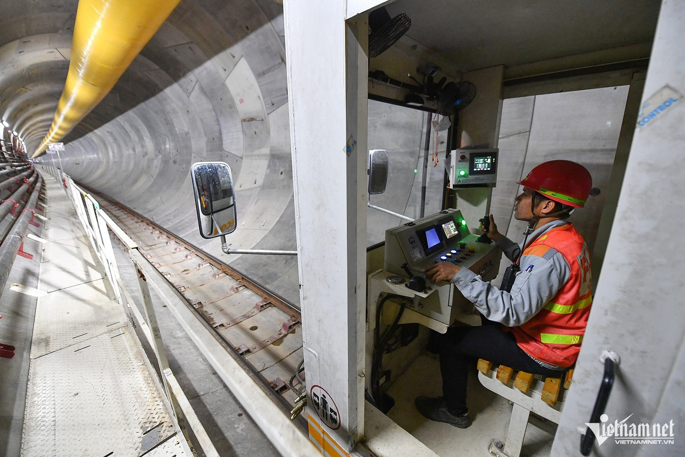 Trong ảnh, anh Trương Tiến Dũng - một trong nhiều thành viên của nhà thầu được tham gia thi công cả hai công trình ngầm metro Bến Thành - Suối Tiên và Nhổn - ga Hà Nội.