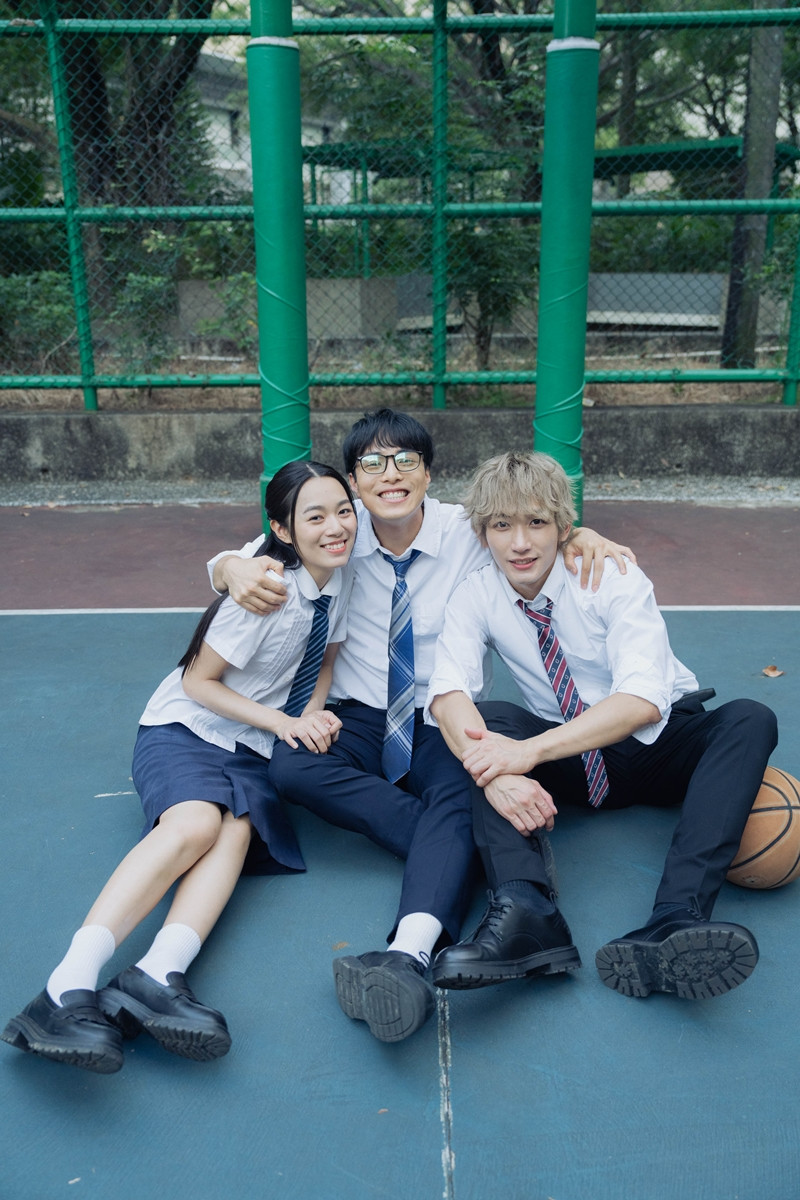 Ngọc Mai ra MV kết hợp chất liệu dân gian và hiện đại, trong khi Vũ mời ba diễn viên người Hong Kong, Trung Quốc (ảnh phải) đóng MV. Ngọc Mai ra MV kết hợp chất liệu dân gian và hiện đại, trong khi Vũ mời ba diễn viên người Hong Kong, Trung Quốc (ảnh phải) đóng MV.