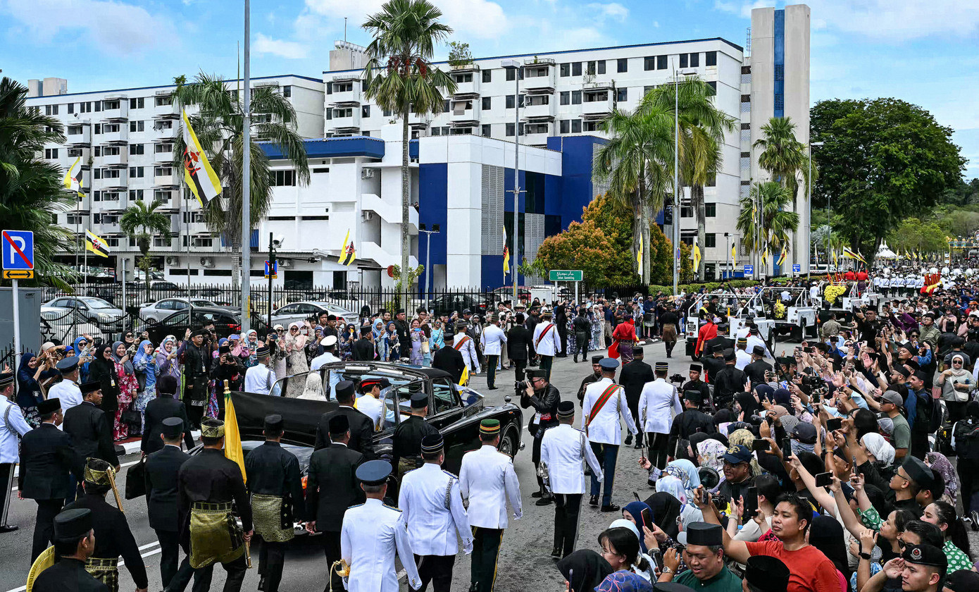 Khung cảnh hàng nghìn người dân xếp chờ khoảnh khắc diễu hành của một trong những Hoàng tử được chú ý nhất Brunei.