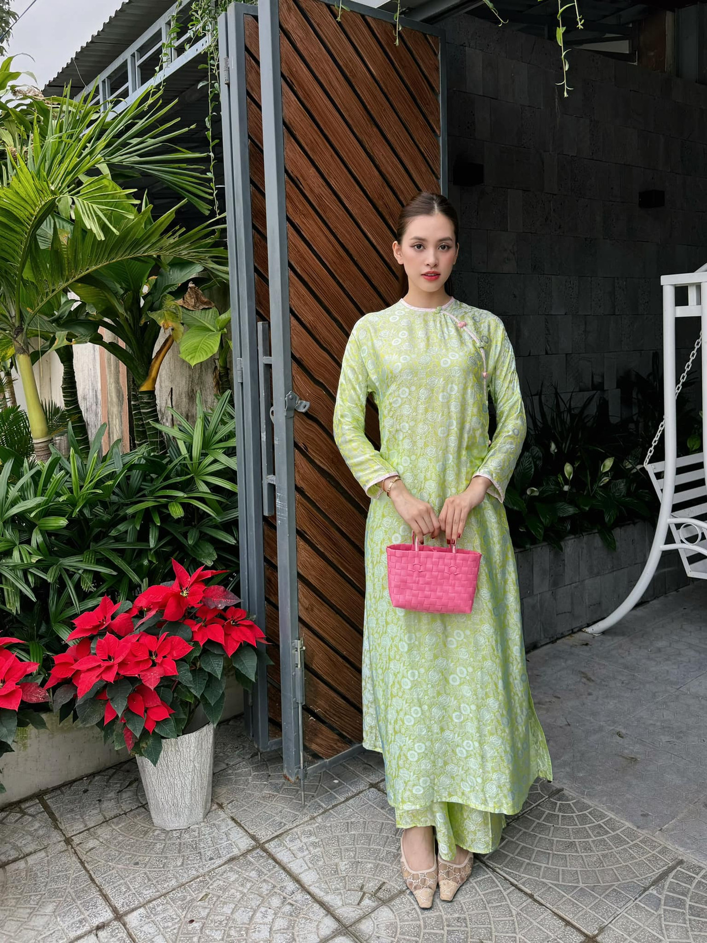 Trong ngày thứ hai của Tết Giáp Thìn, Tiểu Vy tiếp tục chọn áo dài du xuân. Hoa hậu tuổi Thìn chọn áo dài phom dáng đứng, phối cùng túi xách handmade, chất liệu thân thiện với môi trường. Cô trang điểm nền nã, vấn tóc đơn giản, tái hiện hình ảnh phụ nữ xưa.