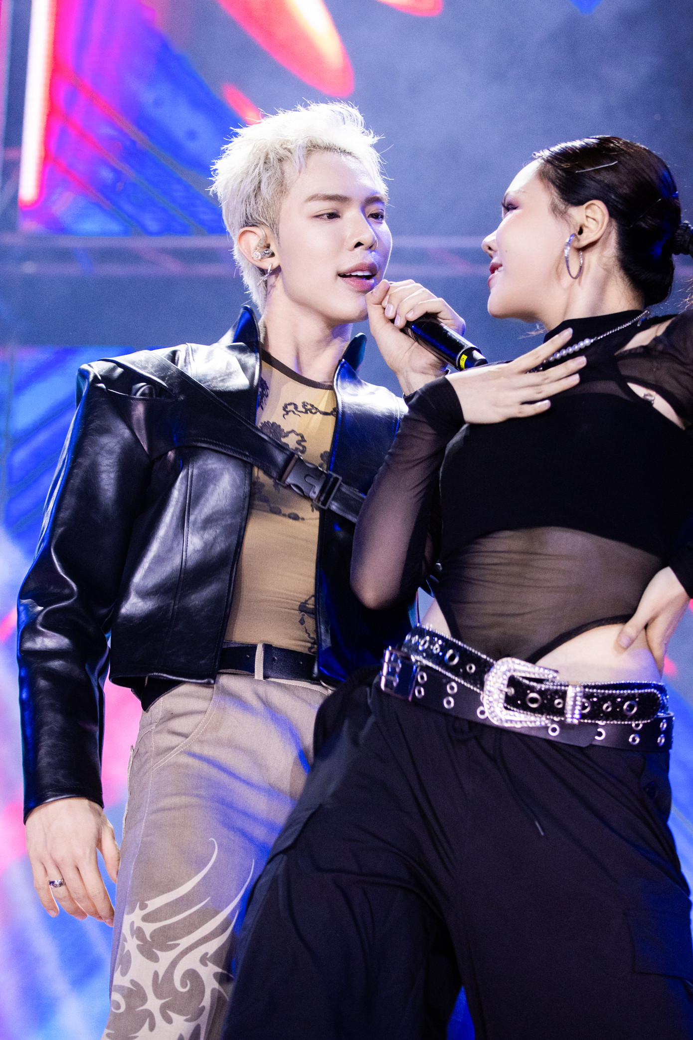 Erik khuấy động sân khấu với Đi đu đưa đi. Nam ca sĩ mặc ấn tượng trong chương trình dành cho sinh viên. Khoảnh khắc Erik khoe cơ thể sáu múi được khán giả cổ vũ.