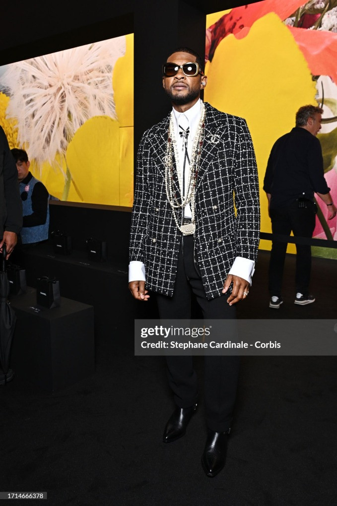 Tại sự kiện, rapper Usher cũng diện nguyên cây Chanel với phong cách cổ điển, vòng ngọc trai cá tính. Giám khảo The Voice tạo điểm nhấn với phụ kiện mắt kính đen.