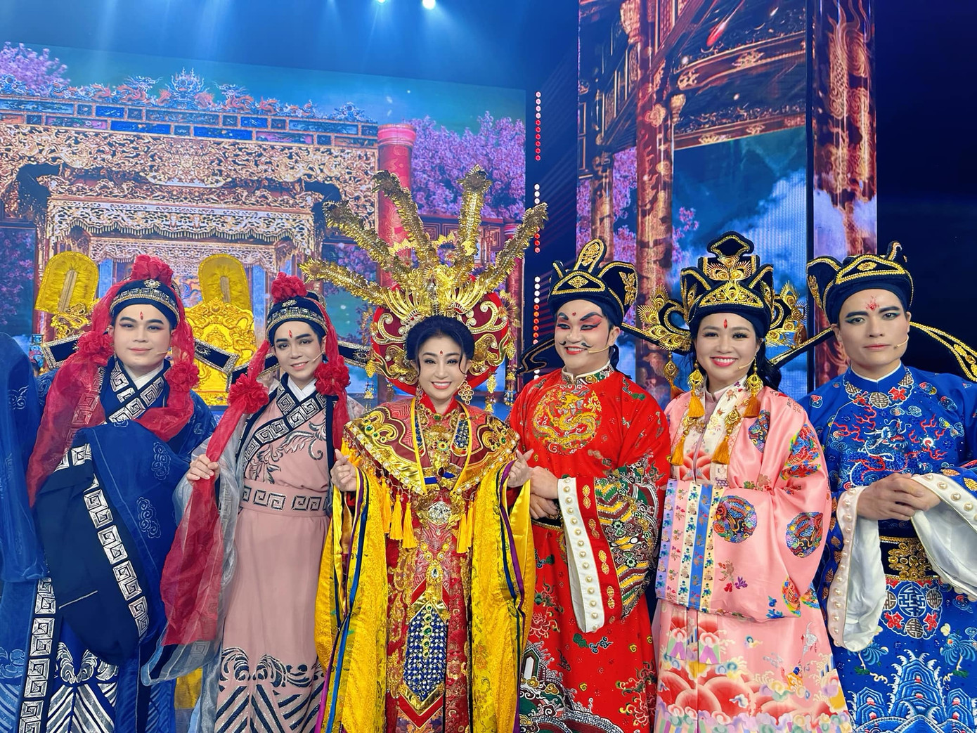 Tạo hình của Thoại Mỹ và dàn nghệ sĩ ở chương trình mừng năm mới Ất Tỵ. Tạo hình của Thoại Mỹ và dàn nghệ sĩ ở chương trình mừng năm mới Ất Tỵ.