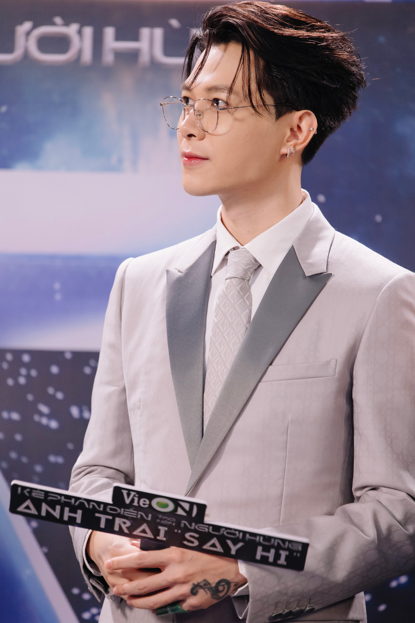 Anh Tú Atus mang phong cách thanh lịch, bảnh bao đến ra mắt khán giả.