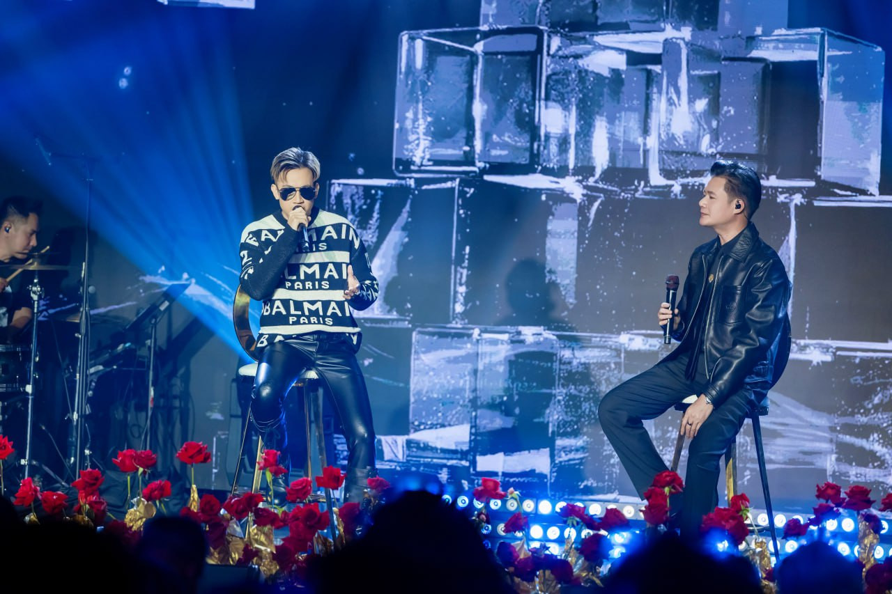 Đêm nhạc còn có sự xuất hiện của Dương Triệu Vũ. Nam ca sĩ diện nguyên cây hàng hiệu khi song ca cùng Quang Dũng.