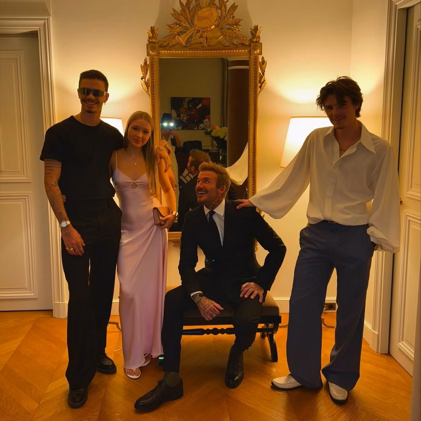 Trước khi xuất hiện và gây chú ý tại Paris Fashion Week, David Beckham đăng bức ảnh gia đình check-in tại khách sạn. "Gia đình chuẩn bị đến chương trình của mẹ. Việc chụp được bức ảnh với các con đúng là thử thách. Các con phải đồng ý hết thì tôi mới dám đăng ảnh lên", Beckham viết trên trang cá nhân.