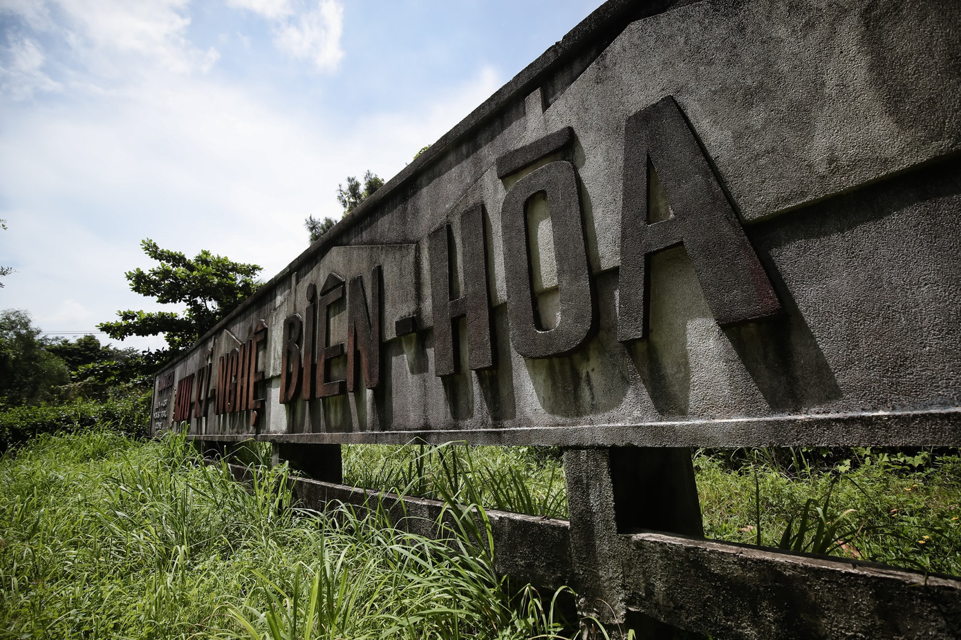 Năm 2008, UBND tỉnh Đồng Nai đề xuất Chính phủ chuyển đổi công năng KCN này và đã đồng ý chủ trương chuyển đổi công năng KCN Biên Hòa 1 thành khu đô thị - thương mại - dịch vụ. Tháng 4, Hội nghị Ban Chấp hành Đảng bộ tỉnh Đồng Nai lần thứ 11, khóa XI, đã thông qua tờ trình của Ban Thường vụ Tỉnh ủy về chủ trương di dời, xây mới khu trung tâm hành chính - chính trị tỉnh Đồng Nai với quy mô 19ha tại KCN Biên Hòa 1.