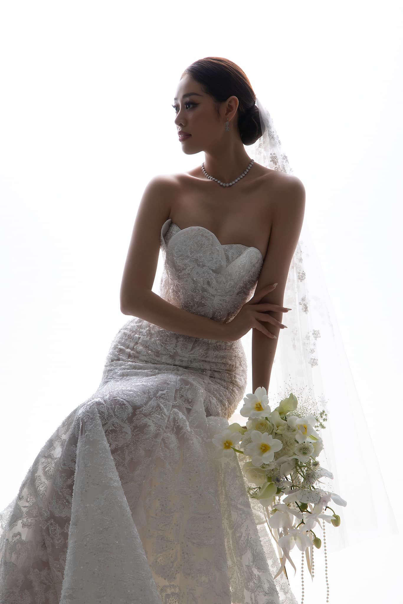 Dưới phần bình luận, Hoa hậu Khánh Vân cảm ơn khán giả. "Tôi xin cảm ơn những lời chúc phúc tốt đẹp từ mọi người. Tôi cố gắng đăng những bức ảnh đẹp để lưu giữ kỷ niệm", Khánh Vân viết. Dưới phần bình luận, Hoa hậu Khánh Vân cảm ơn khán giả. "Tôi xin cảm ơn những lời chúc phúc tốt đẹp từ mọi người. Tôi cố gắng đăng những bức ảnh đẹp để lưu giữ kỷ niệm", Khánh Vân viết.